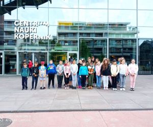 Uczniowie przed budynkiem Centrum Nauki Kopernik