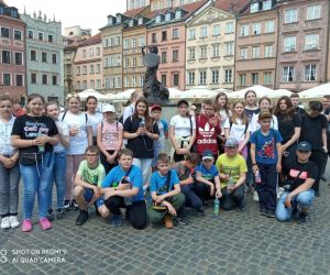 Uczniowie przy Pomniku Syrenki Warszawskiej