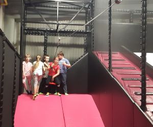 Zabawy dzieci w Parku Trampolin