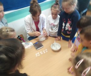 Dzieci przyglądają się co robi farmaceuta