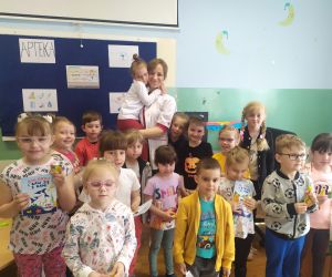 Wspólne zdjęcie grupy z farmaceutą