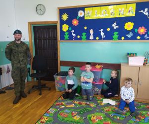 Żołnierz opowiada o swoim zawodzie