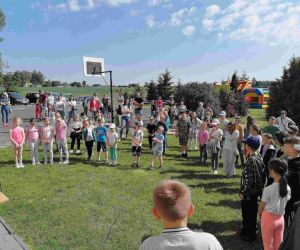 Uczniowie na boisku szkolnym podczas rozpoczęcia imprezy.