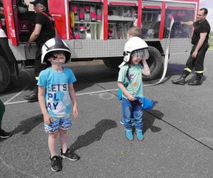Przedszkolaki w hełmach strażackich.