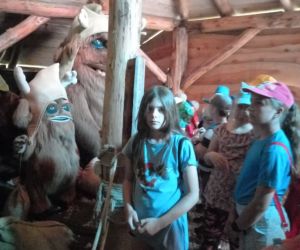 Uczniowie w chacie Morgoli