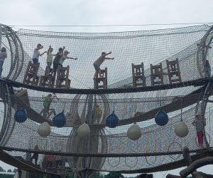 Uczniowie w parku linowym