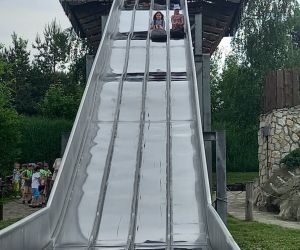 Uczniowie na zjeżdżalni