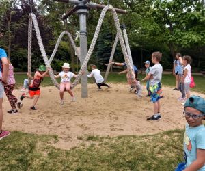 Uczniowie na karuzeli