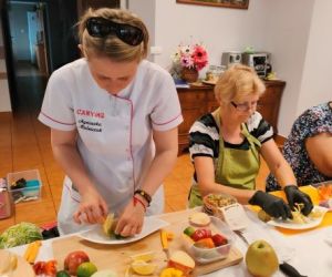 Grupa osób podczas warsztatów, wewnątrz budynku.