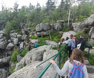 Uczniowie na ścieżce dydaktycznej na Szczelińcu Wielkim