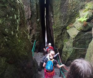 Uczniowie przechodzą wyznaczoną trasę