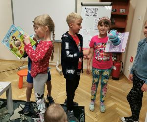 Uczniowie zapoznają się z książkami  interaktywnymi