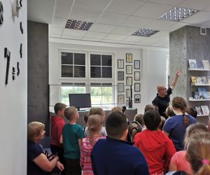 Uczniowie zapoznają się z księgozbiorem biblioteki