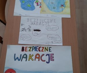 Prace plastyczne wykonane przez uczniów na temat bezpiecznych wakacji