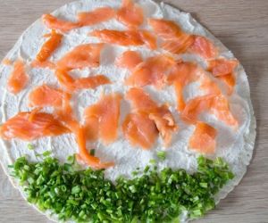 Tortilla z łososiem i warzywami wykonana przez uczniów