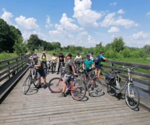 Uczniowie z nauczycielem na moście wjazdowym na zamek w Kryłowie