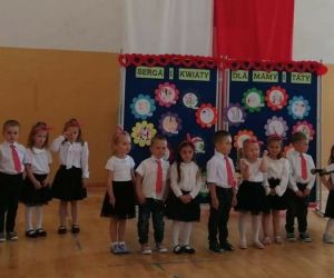 Występ dzieci z grupy 3- i 4-latków podczas uroczystości z okazji Dnia Mamy i Taty.