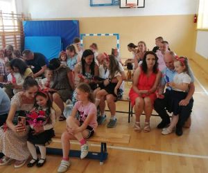 Przedszkolaki wręczają swoim rodzicom własnoręcznie wykonane upominki.