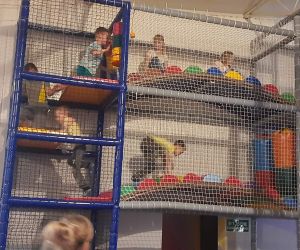 Dzieci wspinają się po torze przeszkód