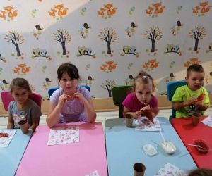 Dzieci spożywają posiłek przy stole