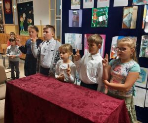 Przyszli czytelnicy składają przysięgę, że zawsze będą szanować książki