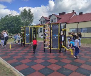 Uczniowie podczas zabawy na siłowni