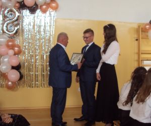 Uczniowie przekazują tablo na ręce Dyrektora