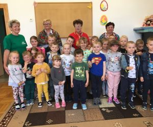 Dzieci prezentują wykonane korale i bransoletki