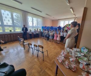 DZIECI W STROJACH GALOWYCH I PRZEMOWA DYREKTORA SZKOŁY