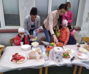 Mamy częstujące dzieci