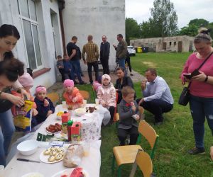 Rodzice z dziećmi podczas pikniku