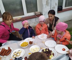 Piknik rodzinny na boisku