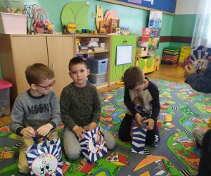 Chłopcy dostają prezenty