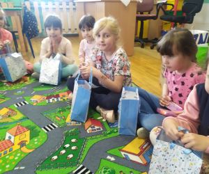 Dziewczynki dostają prezenty