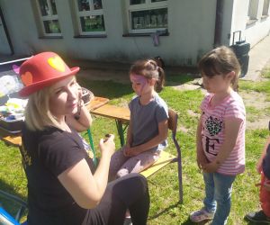 Animatorka maluje buzię dziewczynce
