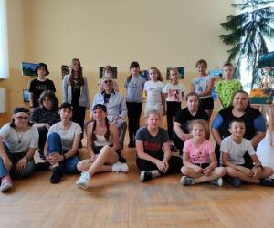 Grupa osób wewnątrz budynku.