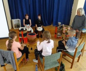 Dzieci grają na bębnach.