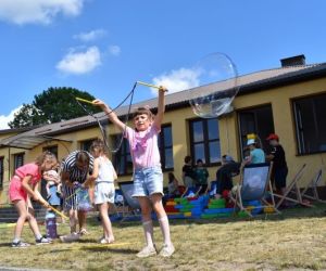 Gry, zabawy i animacje na świeżym powietrzu.