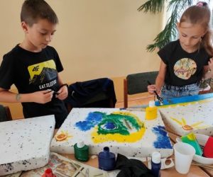 Grupa osób podczas warsztatów plastycznych.