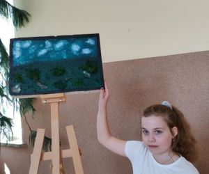 Uczestnicy warsztatów ze swoimi obrazami.