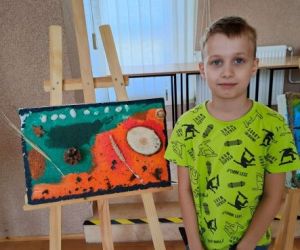 Uczestnicy warsztatów ze swoimi obrazami.