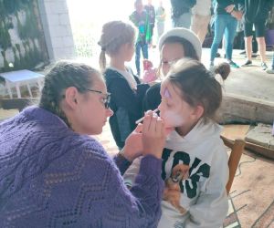 Malowanie twarzy wewnątrz budynku.