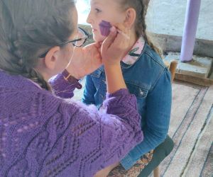 Malowanie twarzy wewnątrz budynku.