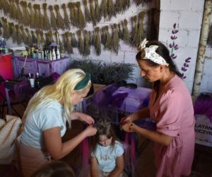 Zaplatanie warkoczyków w lawendowej stodole.