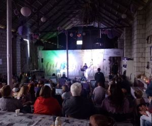 Publiczność podczas koncertu w lawendowej stodole.