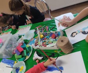 Zdjęcie przedstawia dzieci kolorujące obrazki.