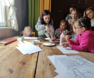 Zdjęcie przedstawia dzieci w trakcie prac plastycznych.