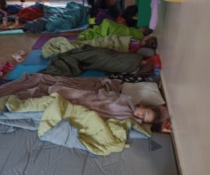 Zdjęcie przedstawia śpiące dzieci na karimatach.