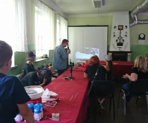 Na zdjęciu znajduje się pięć osób w trakcie prezentacji multimedialnej.