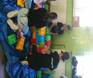 Na zdjęciu znajdują się dzieci układające duże klocki.